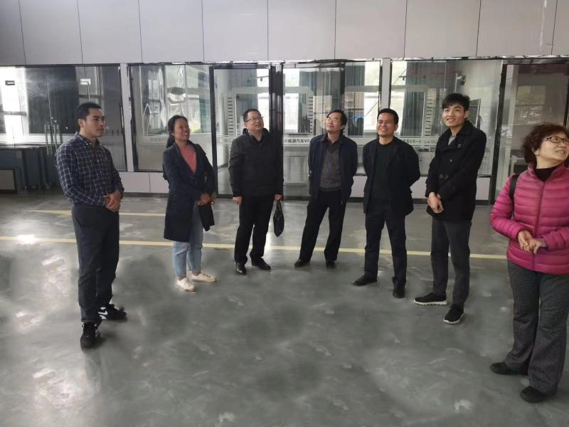 参观新能源实训中心.jpg