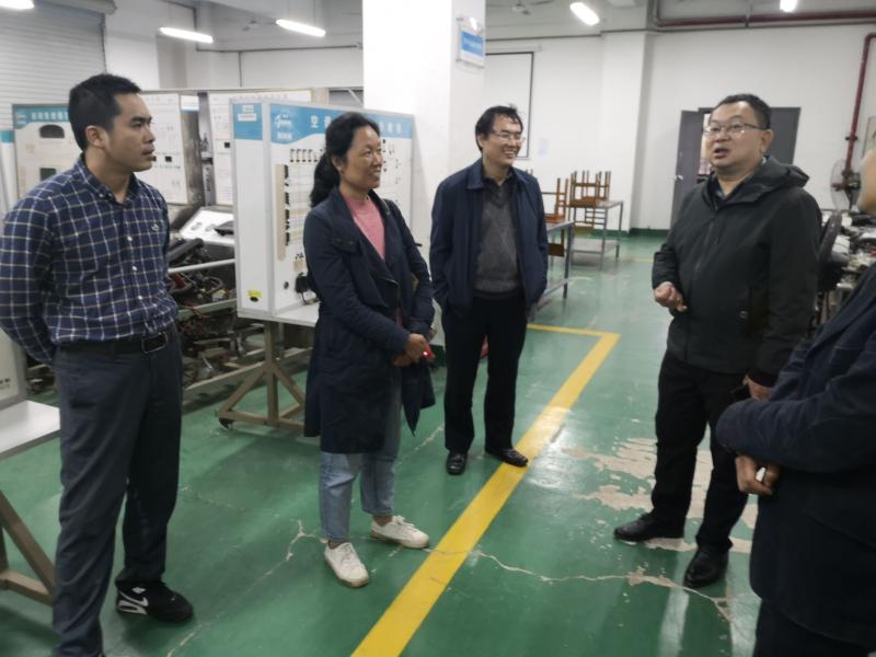 莫军一行参观汽车实训楼.jpg