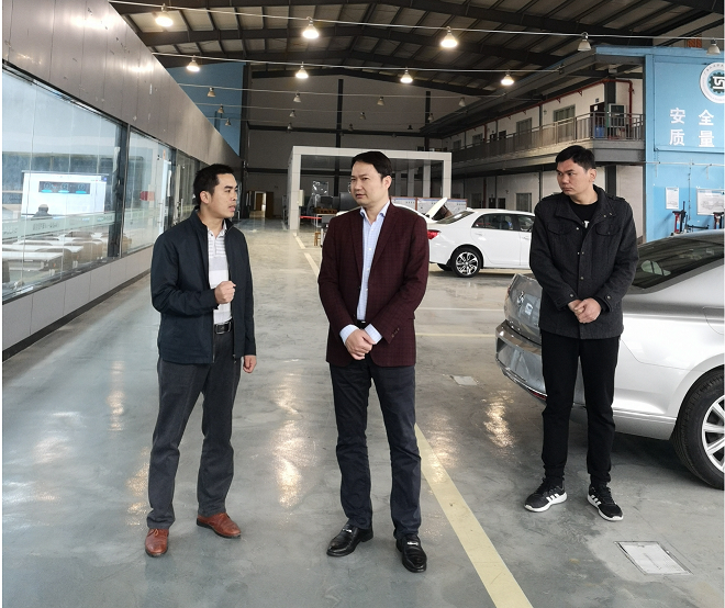 谭冠晖副校长深入车辆工程学院调研校内实训基地和了解学生创新创业项目情况
