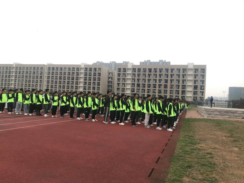 传承雷锋精神 绽放青春光芒  ——车辆工程学院举行升旗仪式