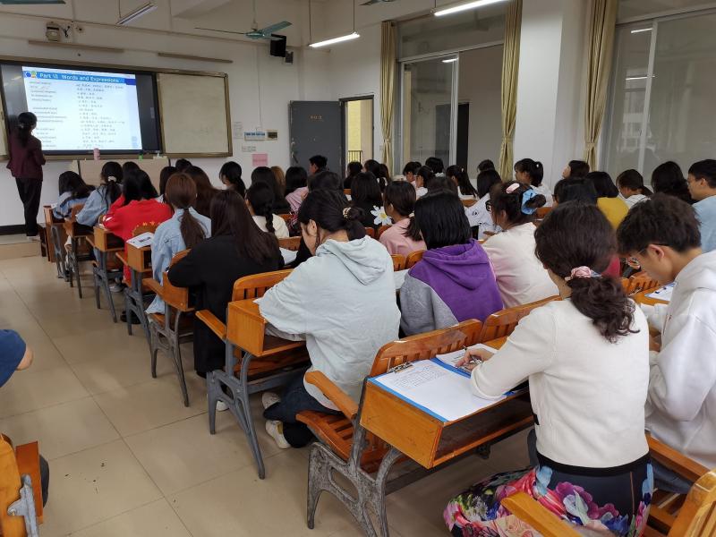 王娟副校长深入二校区课堂听课