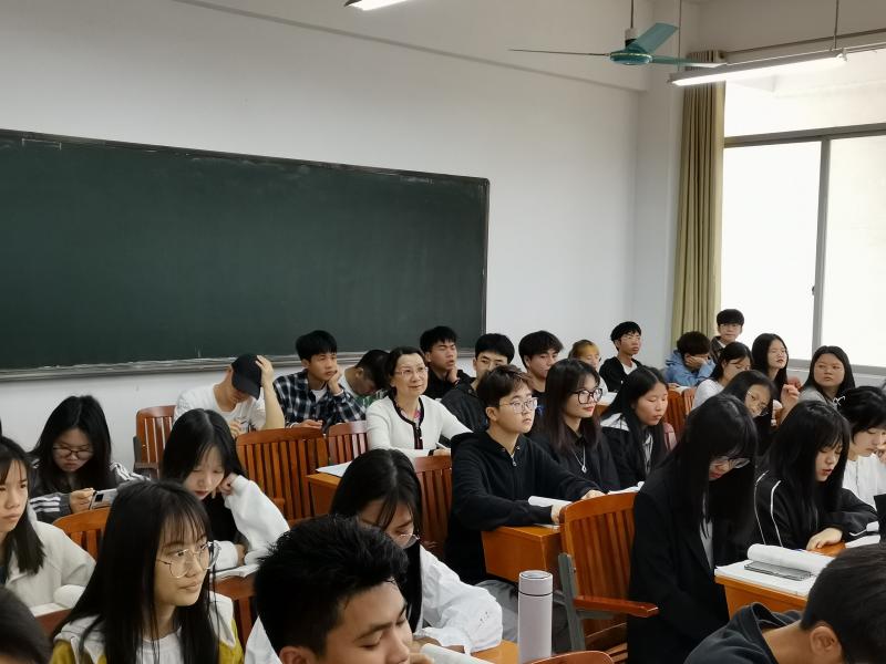 王娟副校长听取叶洪强授课.jpg