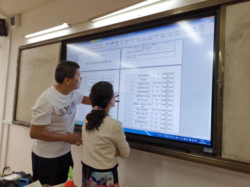 王娟副校长检查叶洪强教学材料.jpg