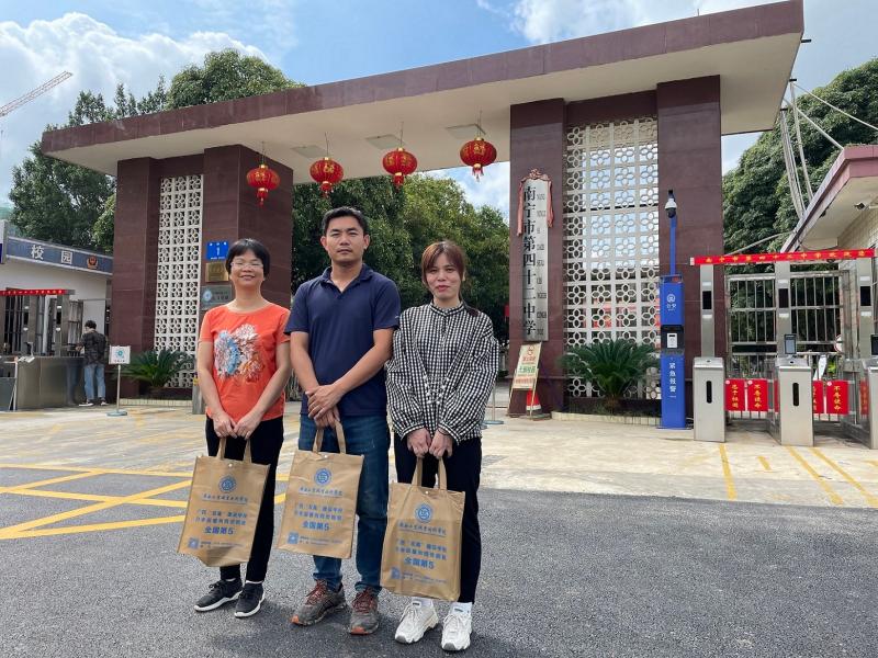 招生宣传老师在校门合影 - 副本.jpg