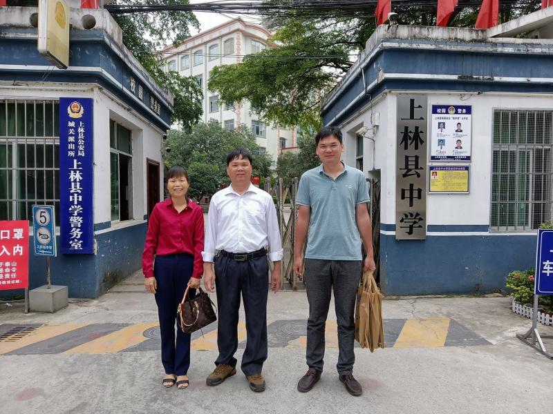招生宣传小组在上林县中学 - 副本.jpg