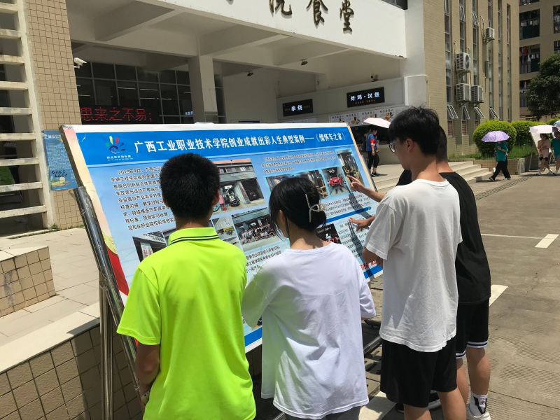 劳动光荣，弘扬工匠精神——车辆工程学院开展2021年职业教育活动周情怀车展暨 “劳动达人秀”汽车划痕修复路演活动