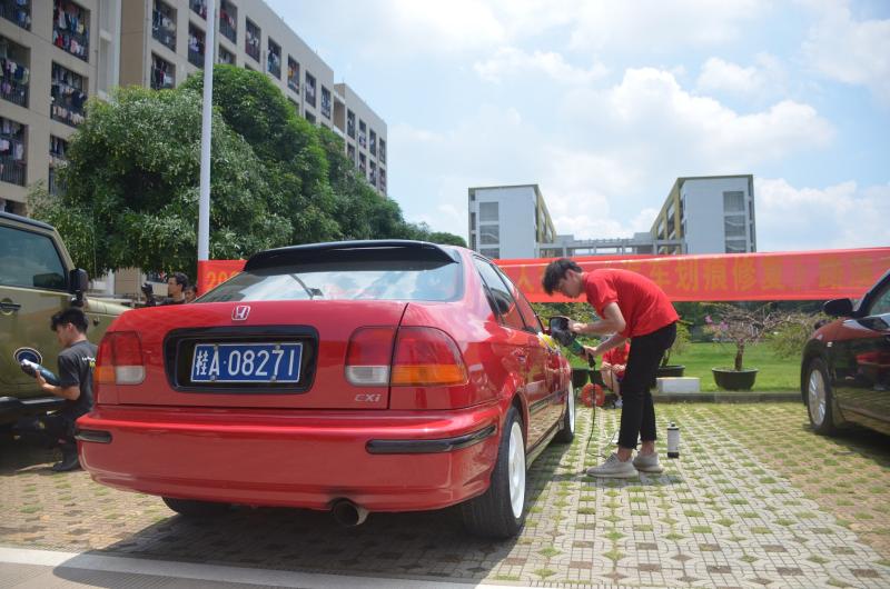 学生进行汽车划痕修复.jpg