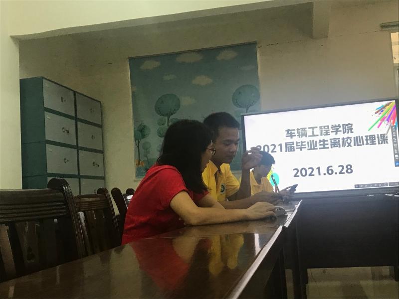 何菊华老师给学生做心理辅导.jpg