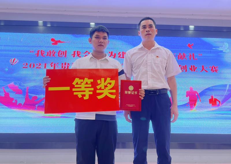 李盛福副院长为获得创意组一等奖同学颁奖.jpg