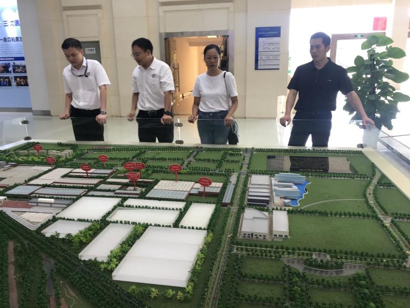 学院领导观摩宝骏基地规划沙盘.jpg