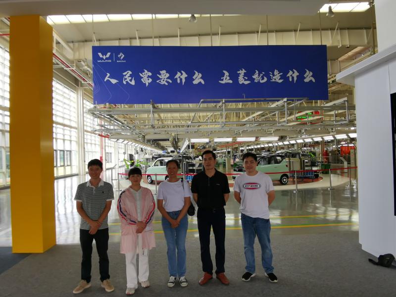 调研组成员在生产车间合影.jpg