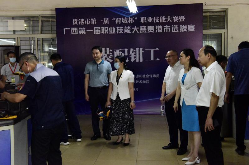 谭冠辉副校长陪同曹伟明副局长巡查比赛现场.jpg