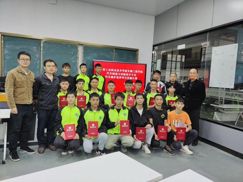配图4选手与工作人员合影.jpg