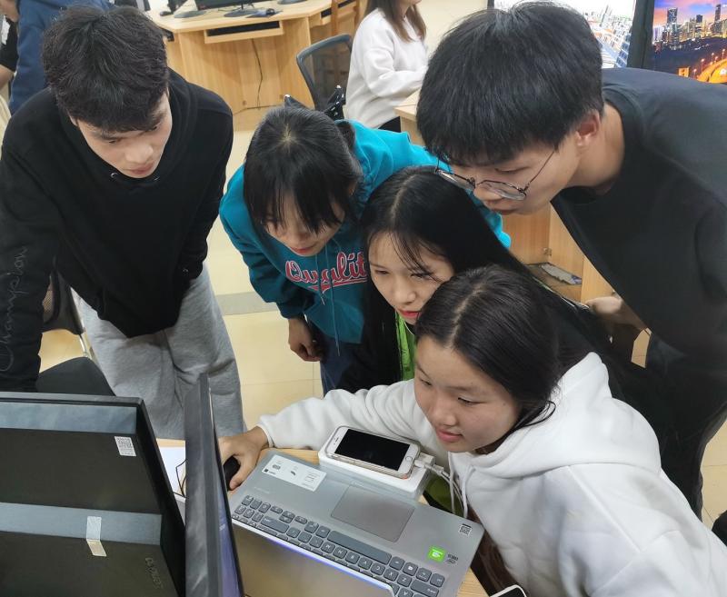 全情投入的同学们.jpg