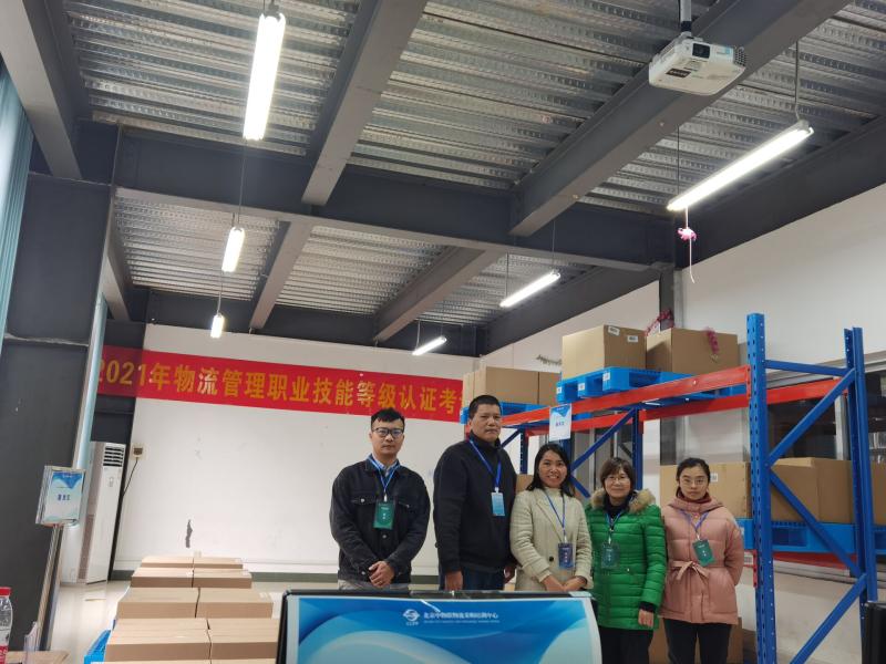 图三 考试结束后考评员和技术人员及部分老师合影.jpg