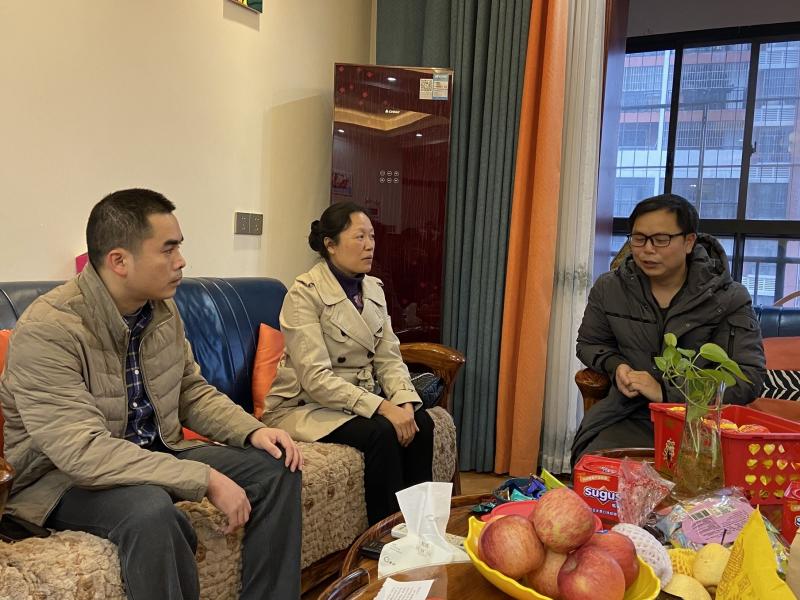 车辆工程学院教师党支部看望生病党员传递组织关怀