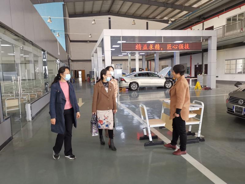 3、王娟副校长与指导老师石秋红交谈.jpg