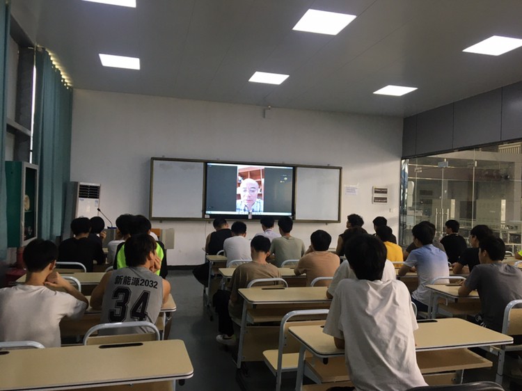 学校领导通过线上参加联系班级的主题班会并讲授党课