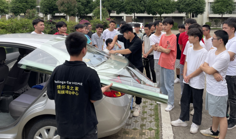 3.学生贴膜路演.png