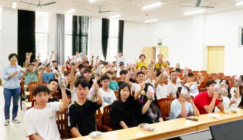 车辆工程学院开展2022年 “粽味飘香，品味端午”慰问家庭经济困难学生活动
