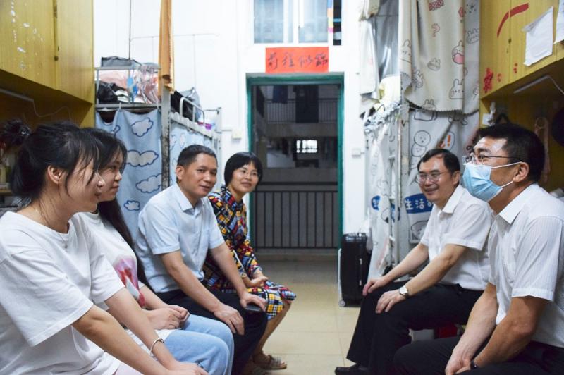 学院领导与学生座谈.jpg