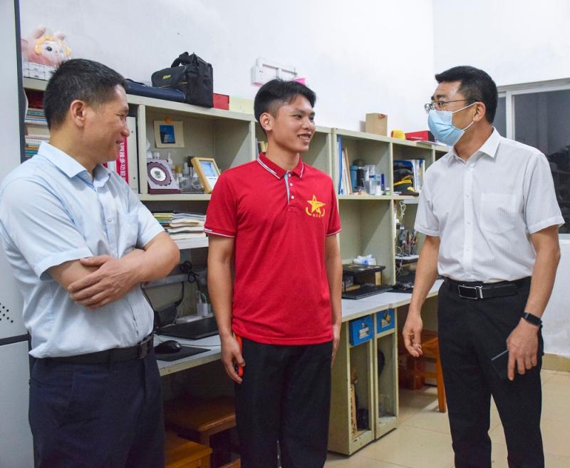 刘星毅院长与学生亲切交流.jpg