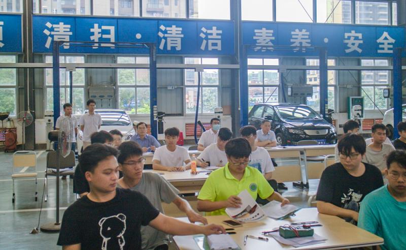 车辆工程学院领导参加青年教师听课评课活动