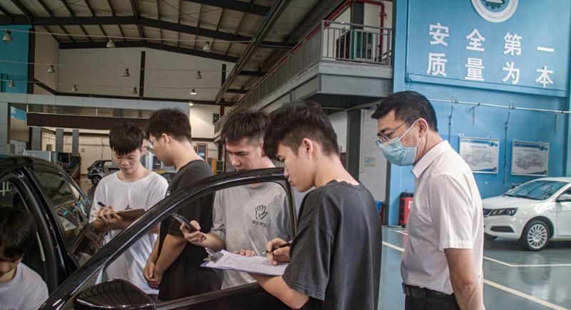 图3：刘院长仔细查看学生技能实操1.jpg