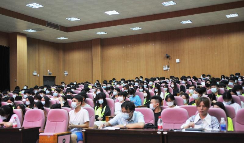 师生聆听安全教育.jpg