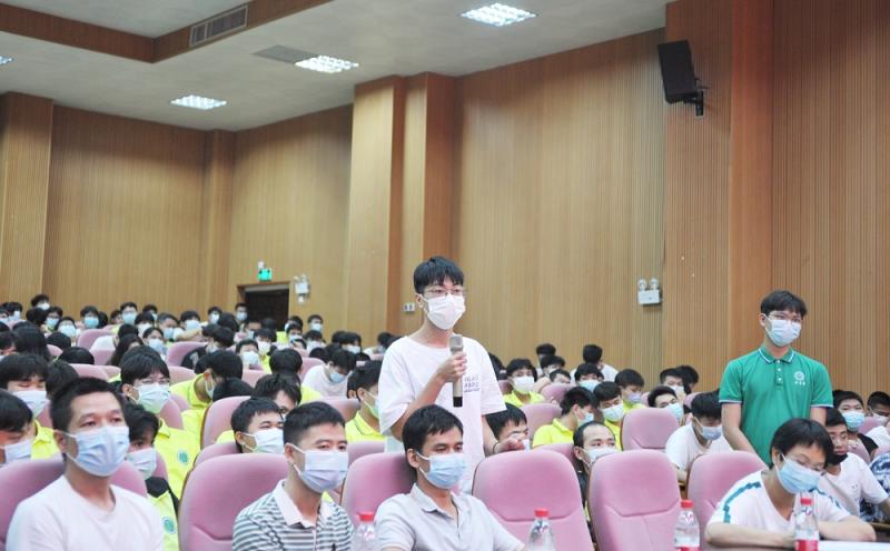 学生与学院领导互动问答.jpg