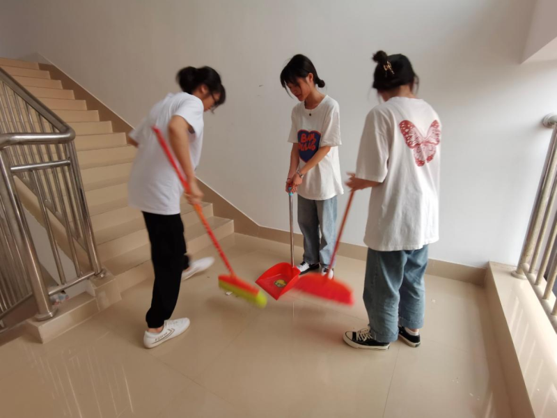 电子信息学院新时代先锋团开展“学雷锋，做贡献”志愿活动