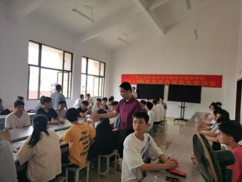 谭冠晖副校长到三校区看望电子信息学院、智能制造学院2019级联合培养高职学生