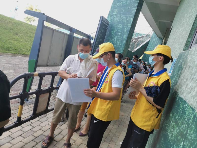 志愿者引导群众居民有序入场接种疫苗_meitu_5.jpg