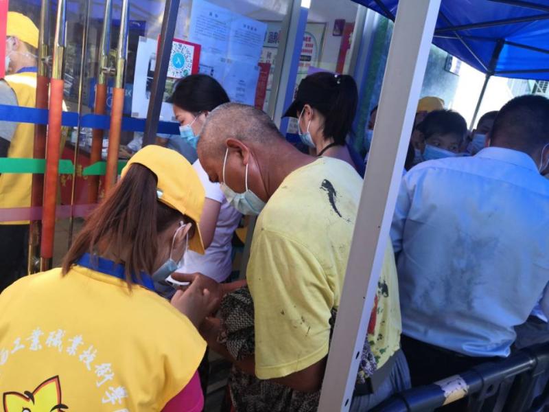 认真指导群众填写个人信息.jpg