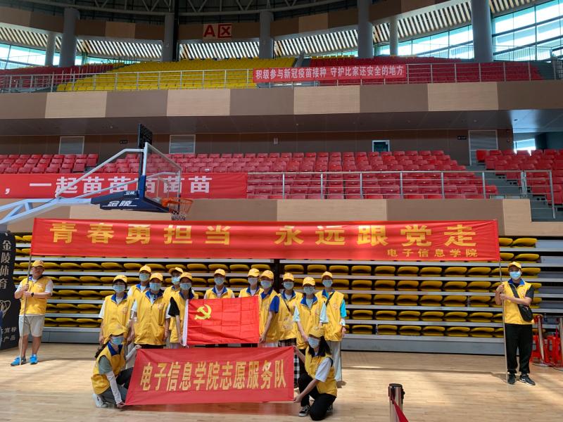 团委青年学生在志愿服务活动现场合影.jpg