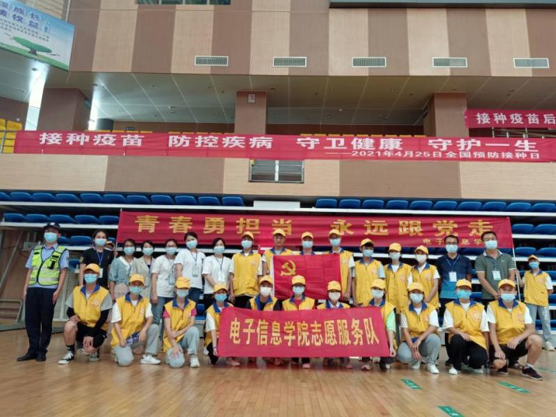 先锋团青年学生与疾控中心医务人员、工作人员合影.jpg