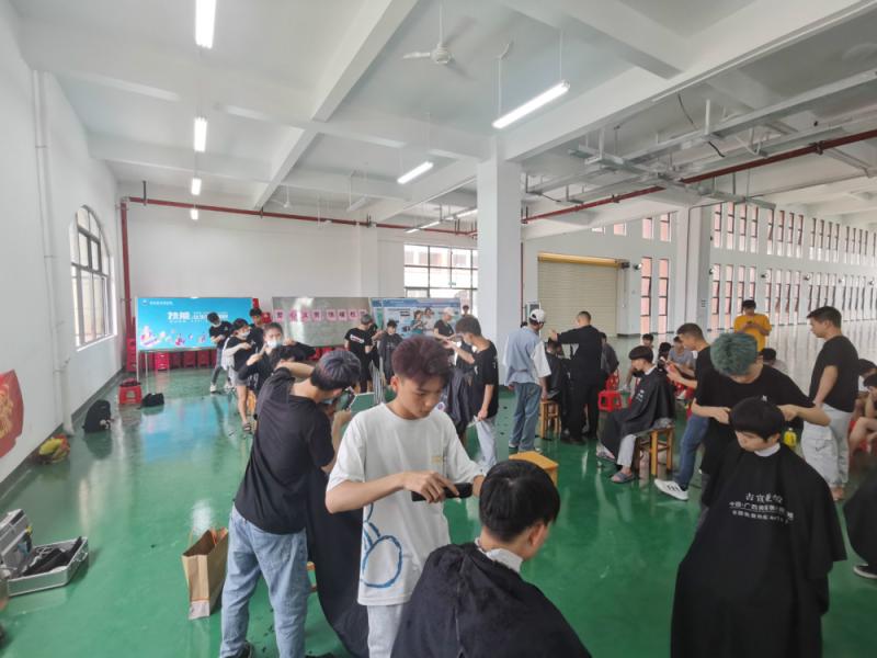 电子信息学院开展“爱心义剪，情暖校园”服务活动