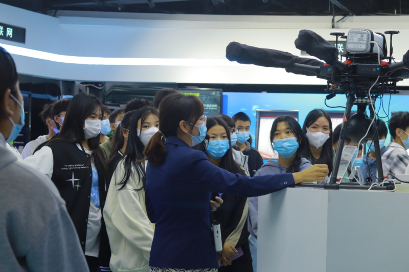 电子信息学院组织2021级云计算技术专业新生赴中国联合网络通信有限公司南宁分公司参观学习