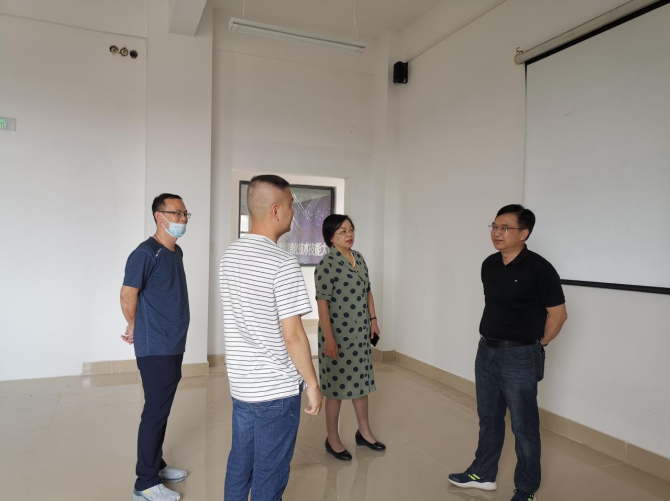 邱镇林校长到电子信息学院走访调研