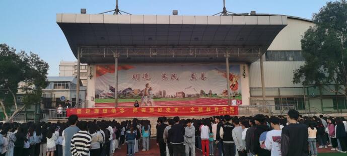 同学们认真听讲.jpg