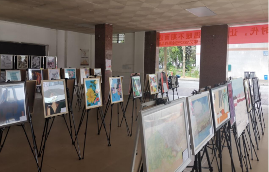 工业设计学院环艺1932班举行公益画展活动捐助慰问福利院孩子们