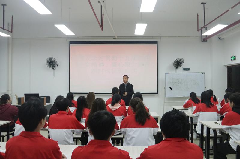 学校领导深入对接联系班级参加主题团日活动