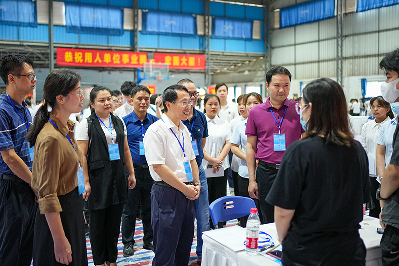 设计人生，“职”向未来——工业设计学院组织学生参加2022年夏季实习和就业岗位推荐会
