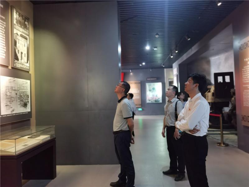 4.参观纪念馆.jpg