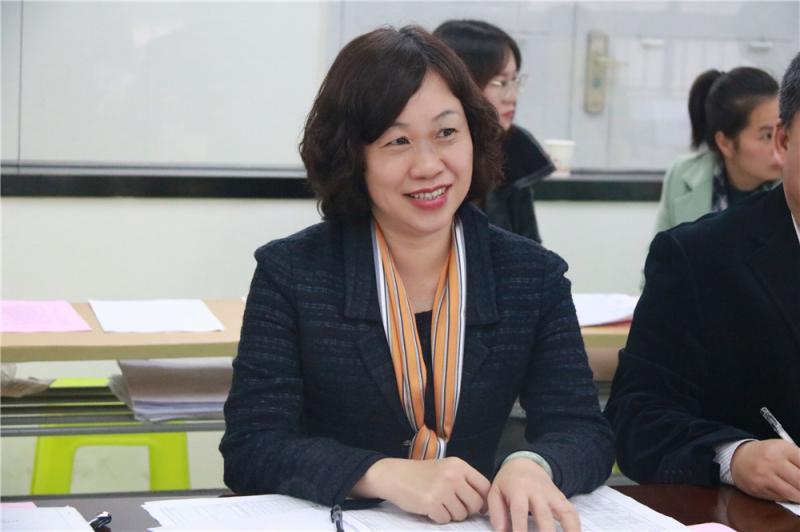 1医药健康学院院长黄东主持会议.jpg