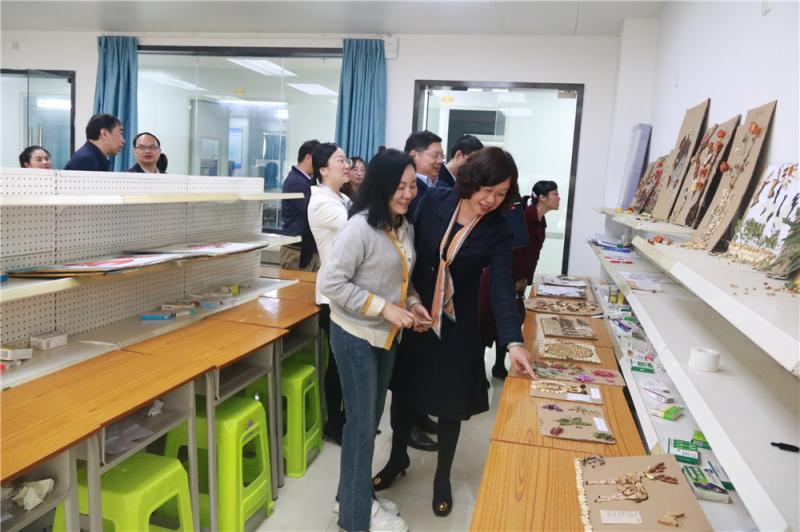 6与会专家参观实验室.jpg