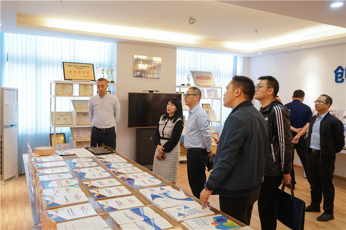 参观创新创业学院.jpg