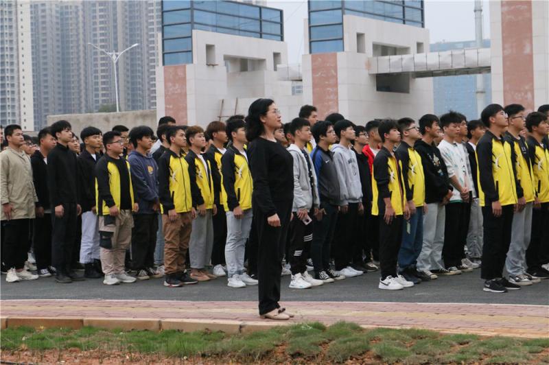 副本-全体师生参加升旗仪式，高唱国歌行注目礼.jpg