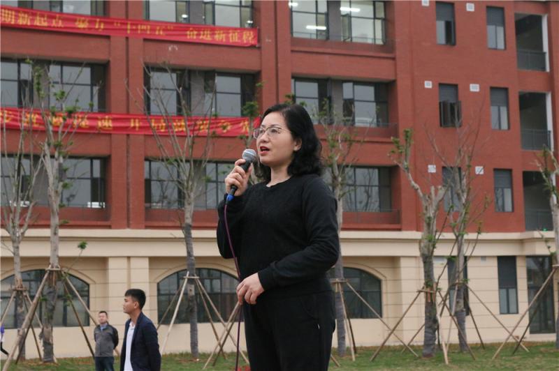 副本-学院党总支书记梁艳娟做开学教育宣讲.jpg
