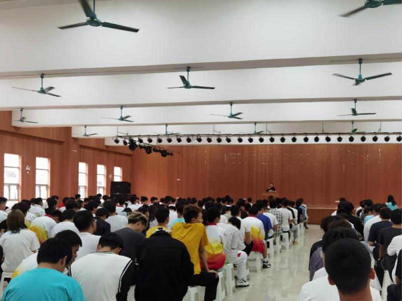 E:\u519c雁玲‚0-2021学年第二学期\u65b0闻稿&#3;月22日&#3;.17建筑工程学院召开“先烈楷模暖我心，雷锋精神照我行”主题周课教育\u4e8c校区周课现场（小图）.jpg